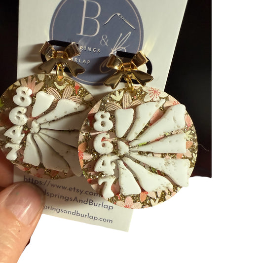 8647 Gold Peach And White Floral Round Acrylic Dangles With Gold Bow Posts